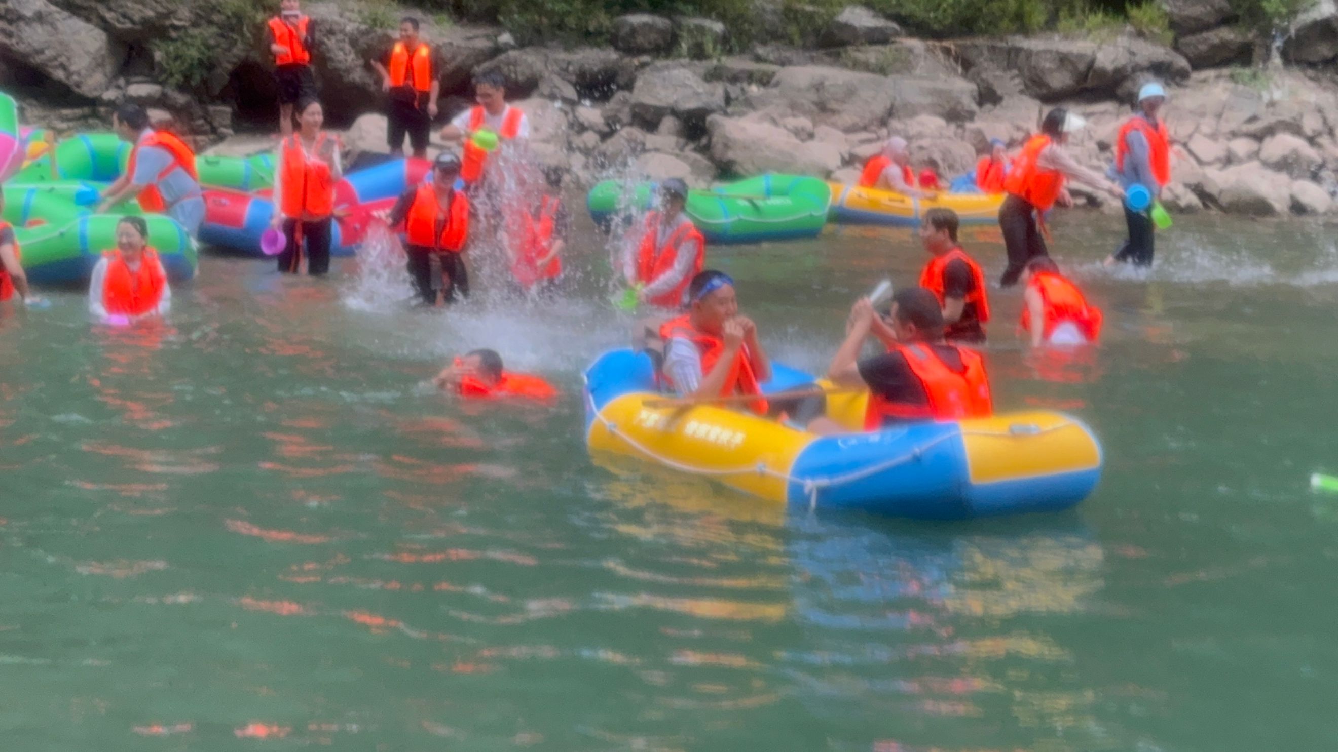 2025.8月集團(tuán)年中會(huì)“響馬河漂流”