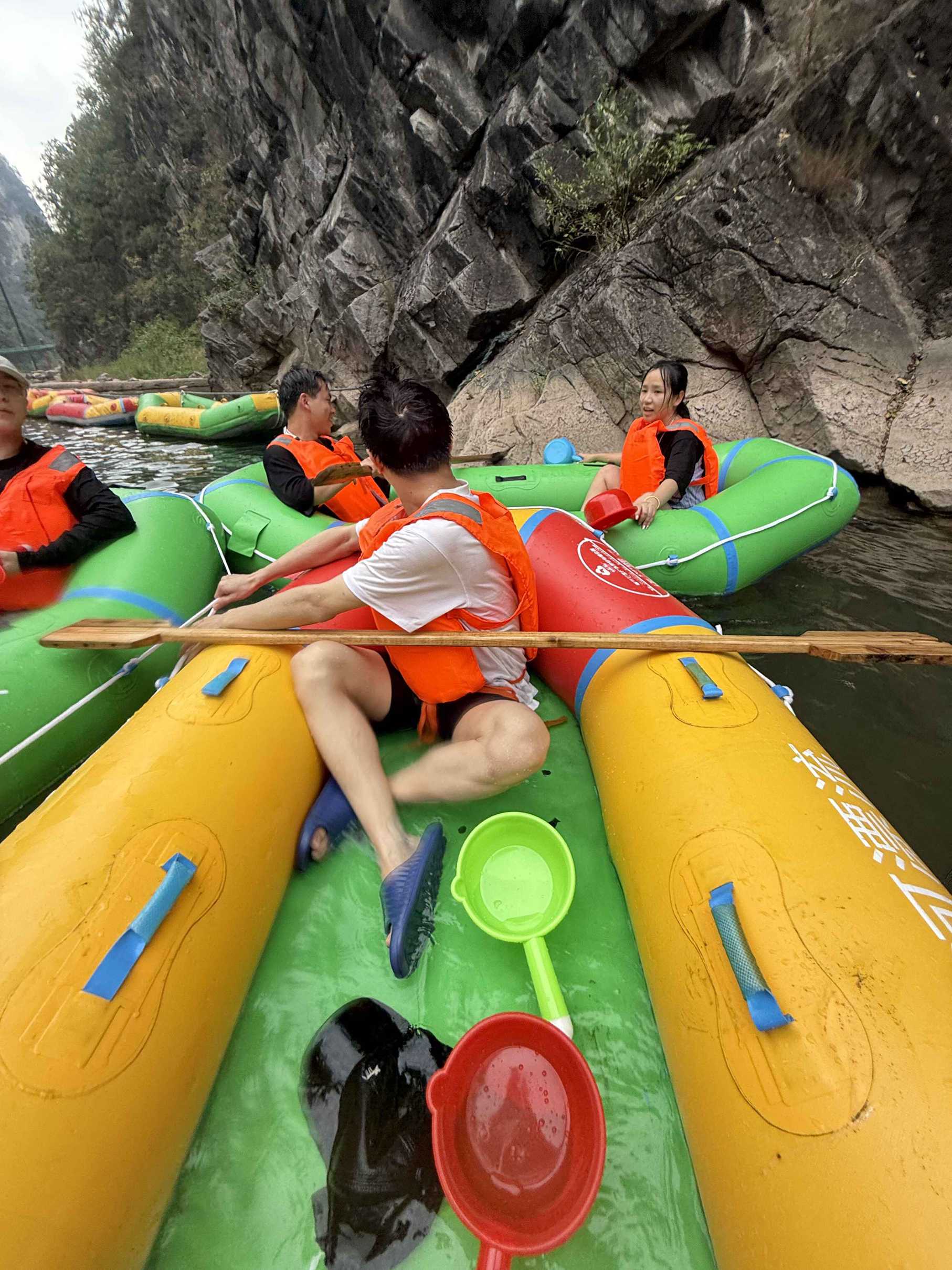 2025.8月集團(tuán)年中會(huì)“響馬河漂流”