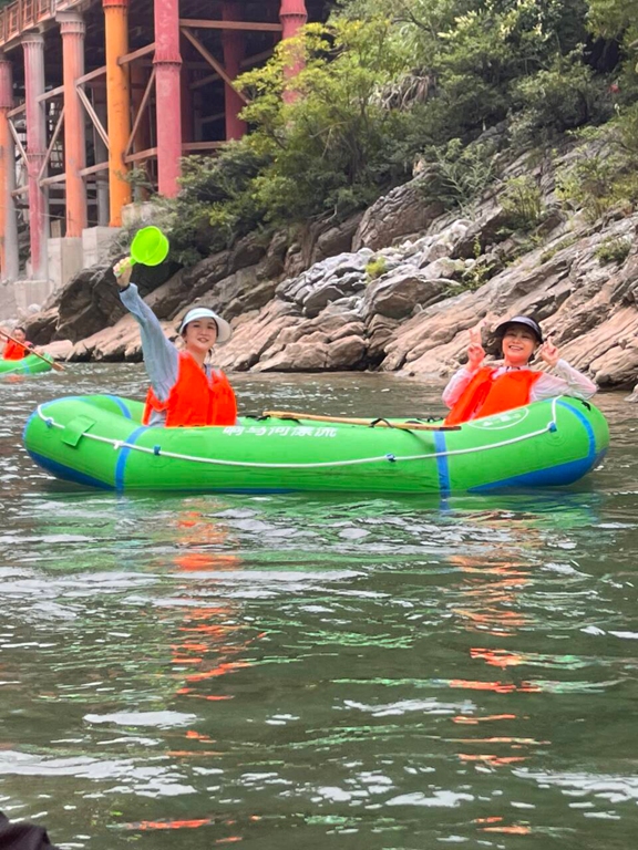 2025.8月集團(tuán)年中會(huì)“響馬河漂流”