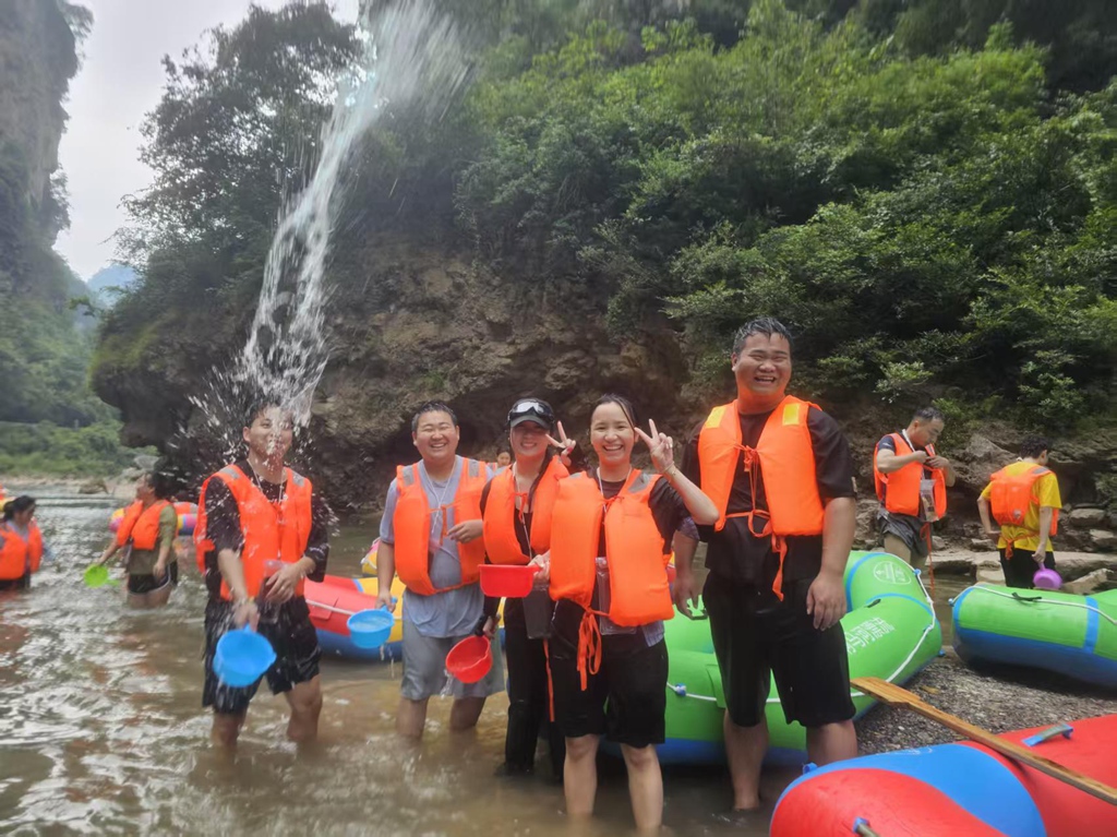 2025.8月集團(tuán)年中會(huì)“響馬河漂流”