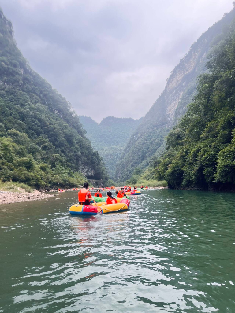 2025.8月集團(tuán)年中會(huì)“響馬河漂流”