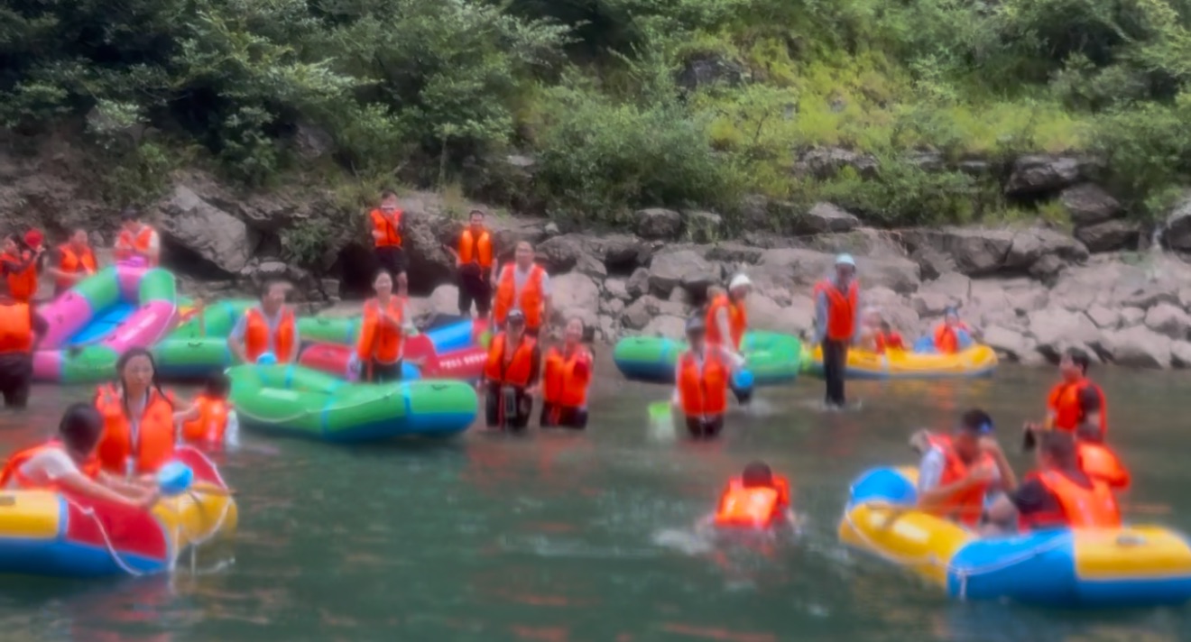 2025.8月集團(tuán)年中會(huì)“響馬河漂流”