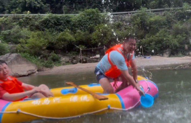 2025.8月集團(tuán)年中會(huì)“響馬河漂流”