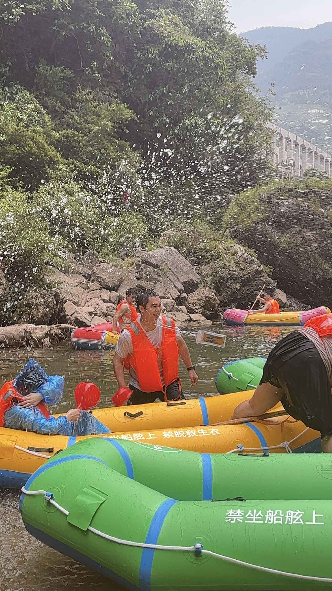 2025.8月集團(tuán)年中會(huì)“響馬河漂流”