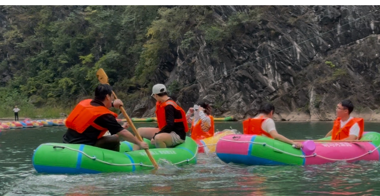 2025.8月集團(tuán)年中會(huì)“響馬河漂流”