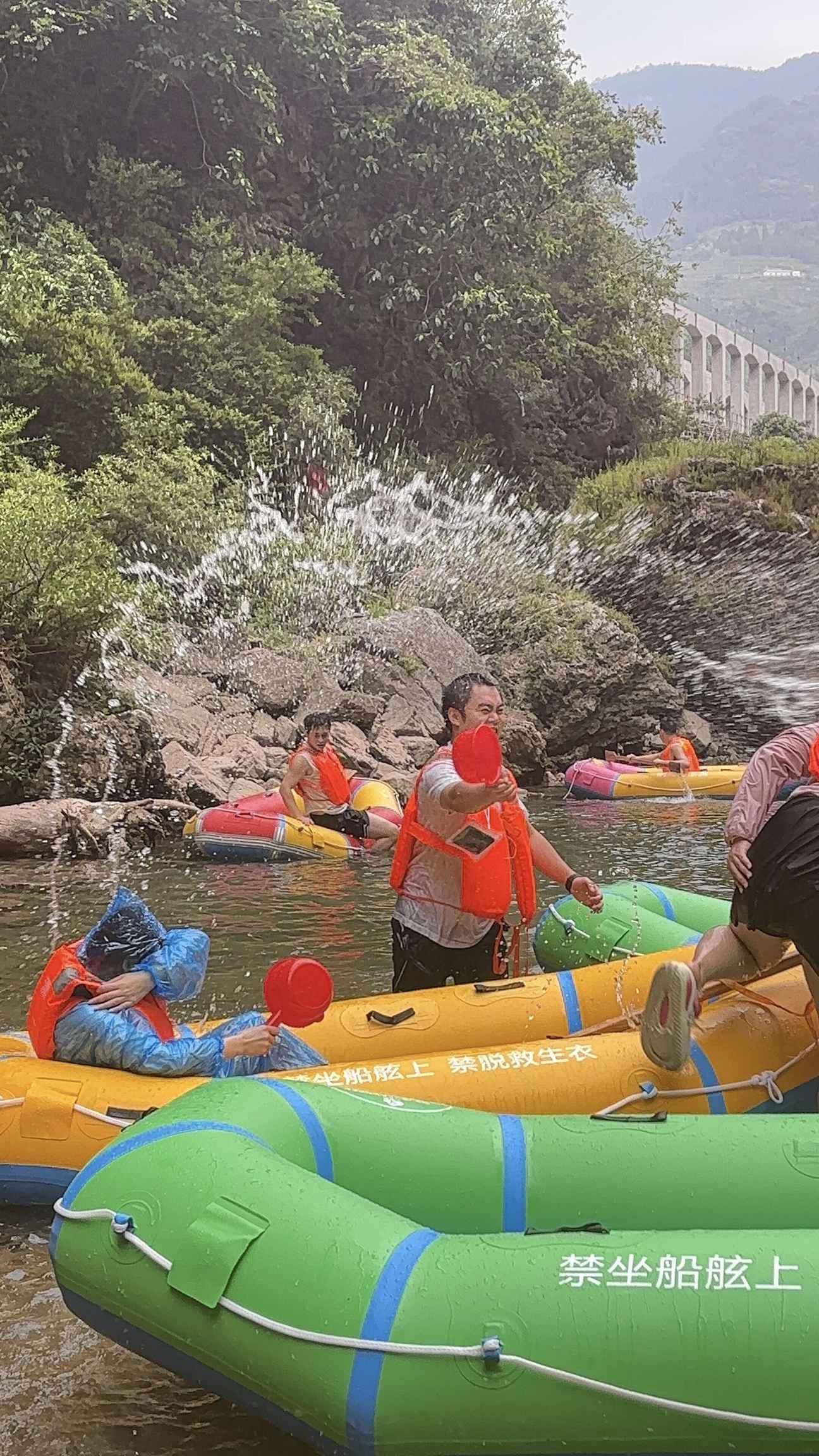 2025.8月集團(tuán)年中會(huì)“響馬河漂流”